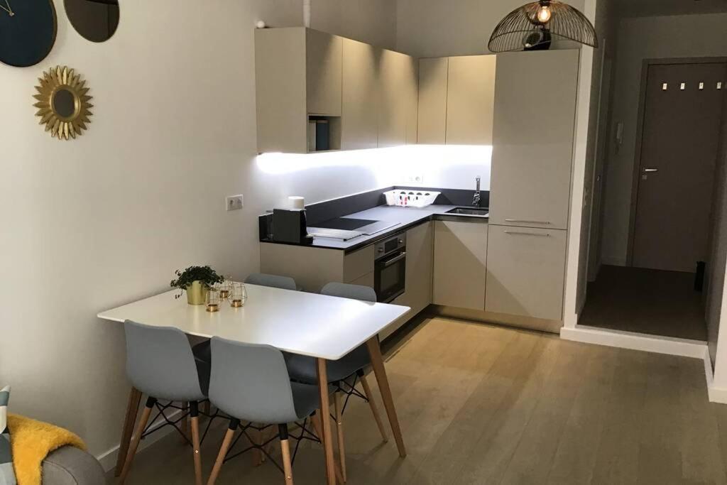 Appartement 2 Chambres Refait A Neuf, Climatise, A 2 Min De La Mer Ница Екстериор снимка